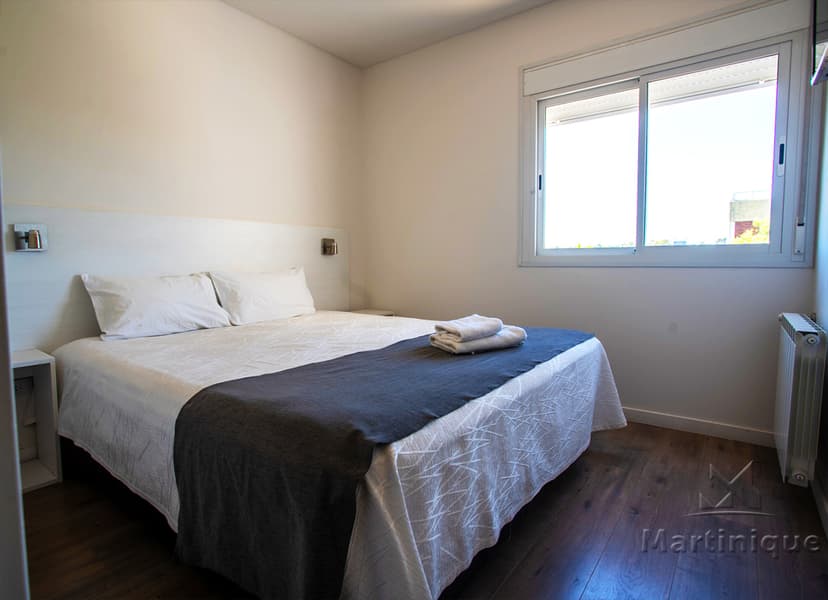 Dormitorio con mesa de luz