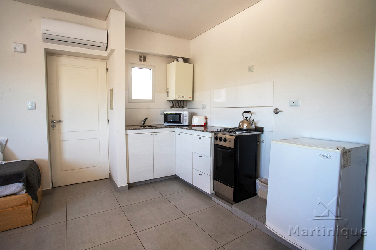 Dormitorio con cama doble