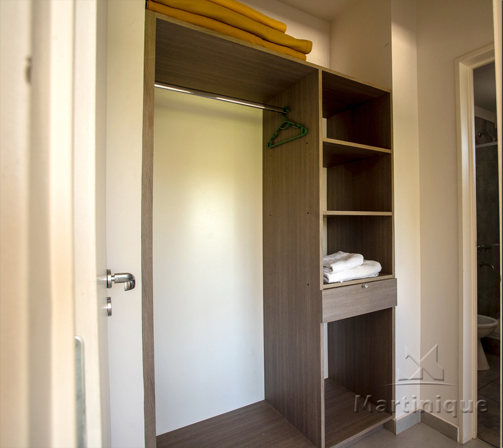 Dormitorio con mesa de luz